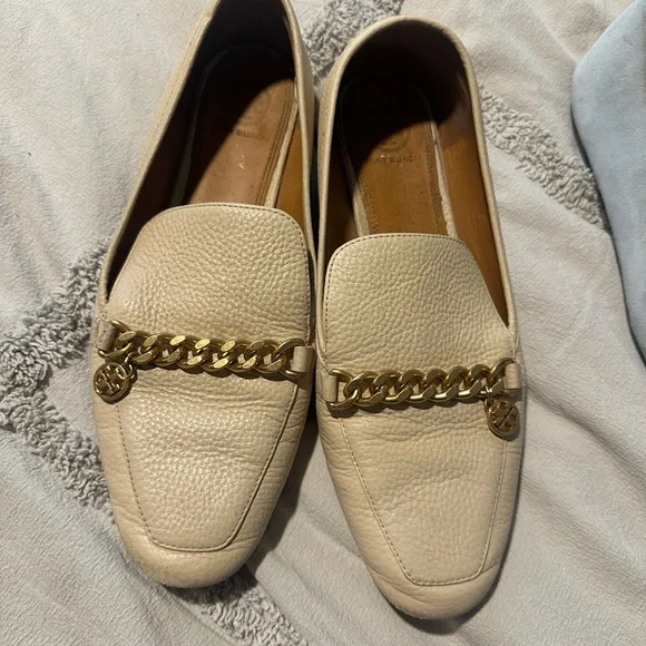 Tory Burch woman’s Cream Loafers with Gold Chain Brand New in Box Tory Burch Elegant Cream Loafers with Gold Accent, Sz 7  main image 3